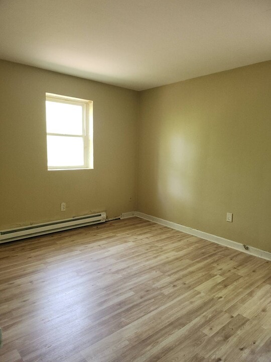 13945 Superior Rd, Unit 8G in East Cleveland, OH - Building Photo