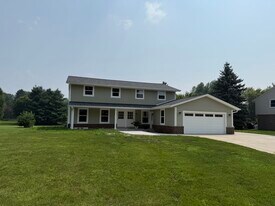 905 Hancock Ct in Oconomowoc, WI - Building Photo