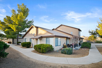 7208-7222 Palo Alto Ave in Yucca Valley, CA - Building Photo - Building Photo