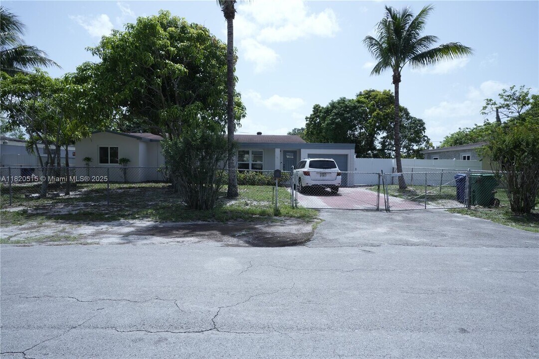 14530 NW 11th Ct in Miami, FL - Building Photo