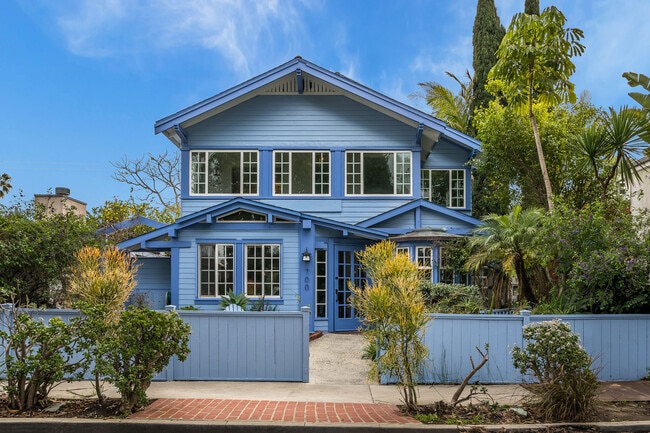 700 Angelus Pl in Los Angeles, CA - Building Photo - Building Photo
