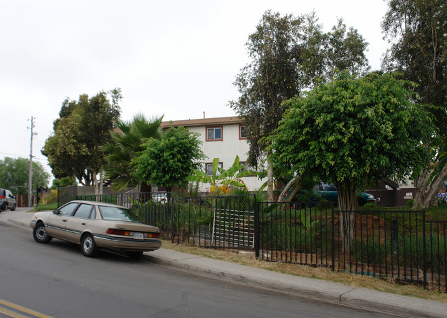 3805 Winona Ave in San Diego, CA - Foto de edificio - Building Photo