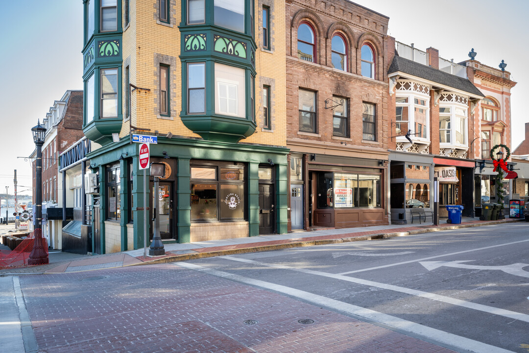 8 Bank St in New London, CT - Building Photo