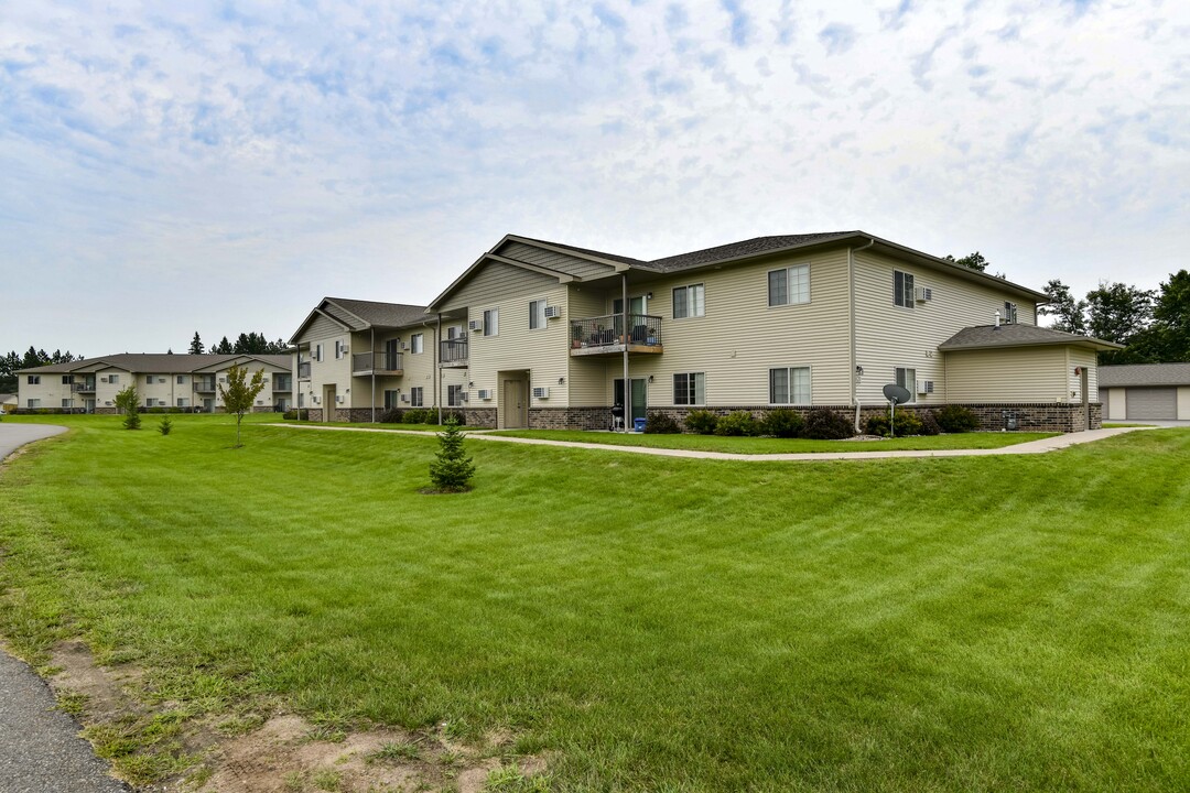 Pine View Estates in Kronenwetter, WI - Foto de edificio