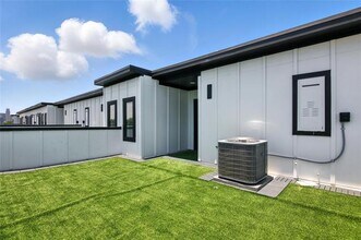 1425 N Garrett Ave in Dallas, TX - Building Photo - Building Photo