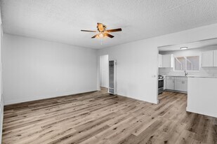 1050 Gaviota Ave, Unit 12 in Long Beach, CA - Building Photo