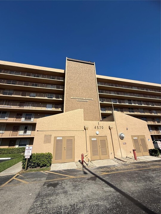 4570 NW 18th Ave in Pompano Beach, FL - Building Photo