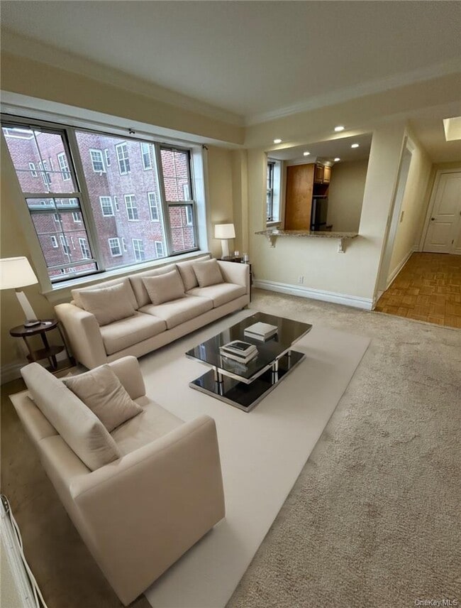 210 Pelham Rd in New Rochelle, NY - Foto de edificio - Building Photo