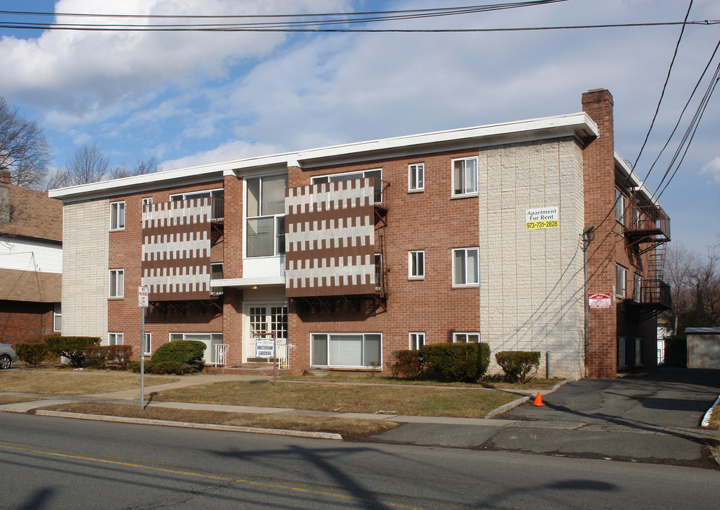 Amsterdam Gardens in Roselle, NJ - Building Photo