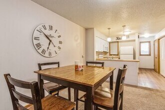 808 Westwinds Dr-Unit -5 in Iowa City, IA - Building Photo - Building Photo