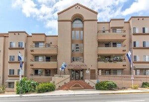 Villa Pacifica in San Diego, CA - Building Photo