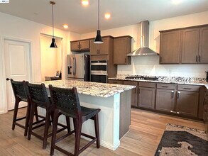 204 Wooley Creek Way in Brentwood, CA - Building Photo - Building Photo