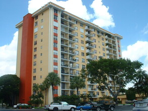 Drake Tower Condominiums in Fort Lauderdale, FL - Building Photo - Building Photo