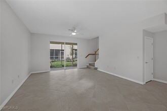 2811 Blossom Wy in Naples, FL - Foto de edificio - Building Photo