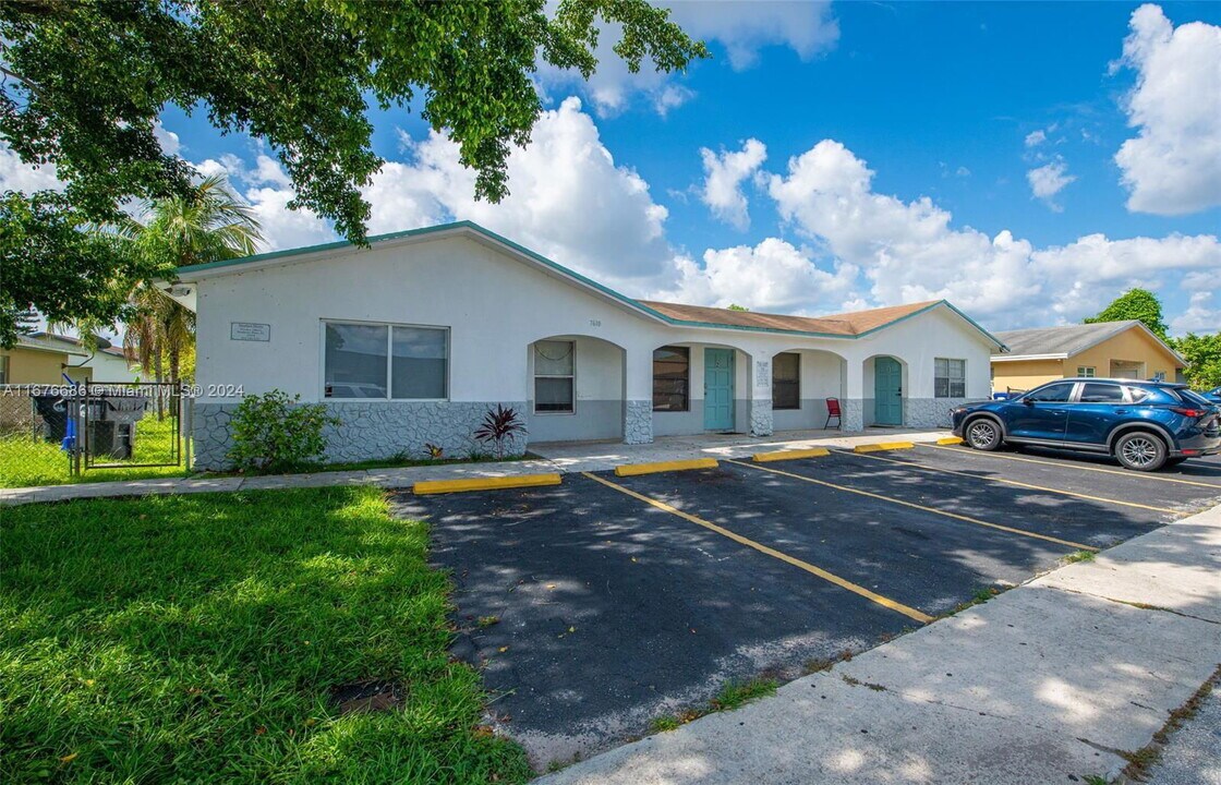 7610 SW 10th St-Unit -2 in North Lauderdale, FL - Building Photo