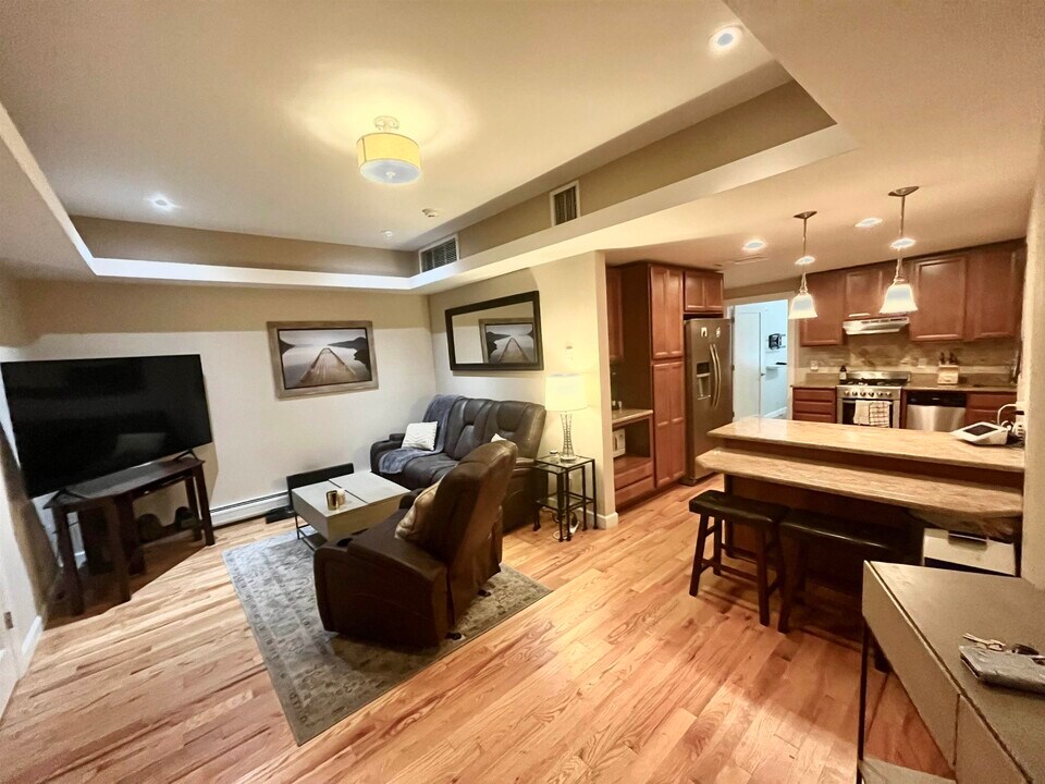212 Adams St in Hoboken, NJ - Building Photo