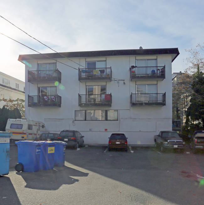 Lonsdale Manor in North Vancouver, BC - Building Photo - Building Photo