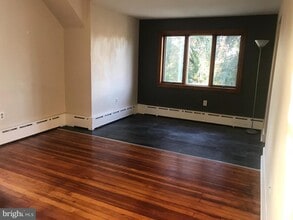 2125 Old Welsh Rd, Unit 2nd Floor in Abington, PA - Foto de edificio - Building Photo