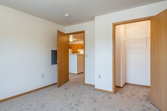 Algonquin Manor in Brown Deer, WI - Foto de edificio - Interior Photo