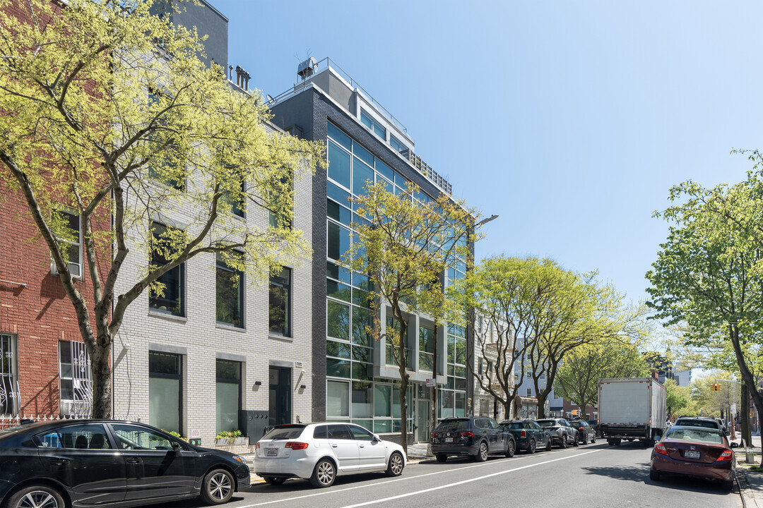 211 N 5th St in Brooklyn, NY - Building Photo