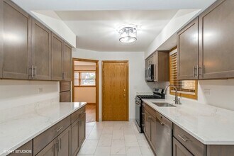 8010 W Addison St in Chicago, IL - Building Photo - Building Photo