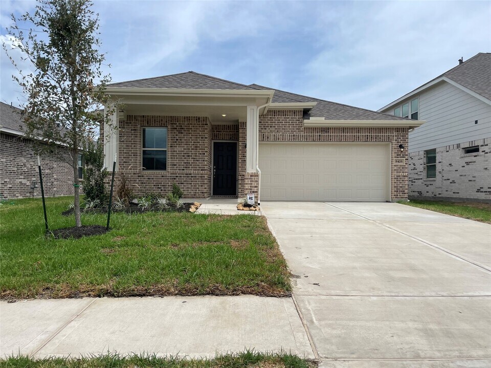 8426 Beacon Bay Cir in Mont Belvieu, TX - Building Photo
