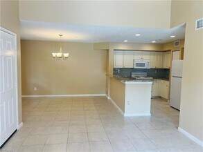 1275 Wildwood Lakes Blvd in Naples, FL - Foto de edificio - Building Photo