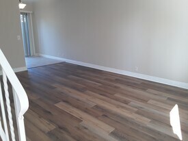 2215 Clark Ln, Unit Unit B in Redondo Beach, CA - Building Photo