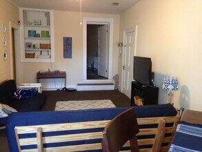 335 King St, Unit Apartment B in Charleston, SC - Building Photo - Building Photo