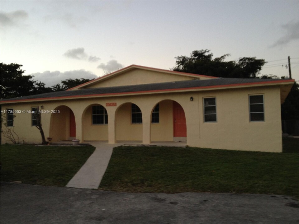 4063 SW 51st St in Fort Lauderdale, FL - Foto de edificio