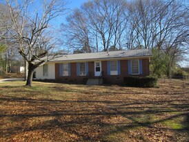 1702 Highland Pl in Opelika, AL - Building Photo
