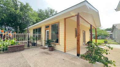710 W Baetz Blvd in San Antonio, TX - Foto de edificio - Building Photo