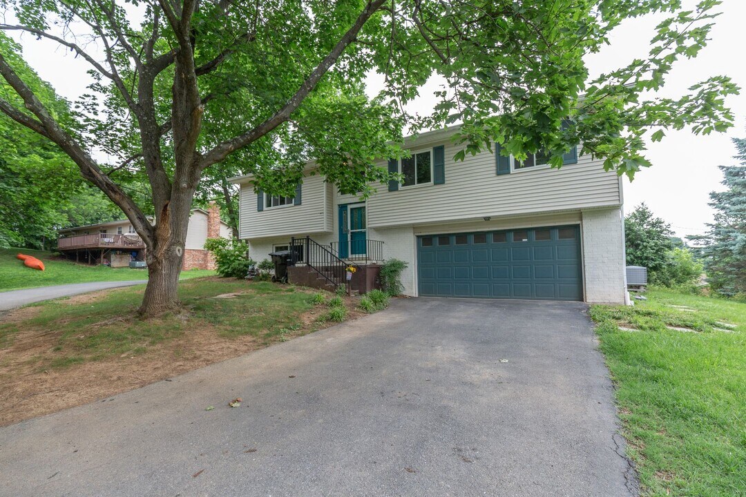 1517 Caroline St in Winchester, VA - Building Photo