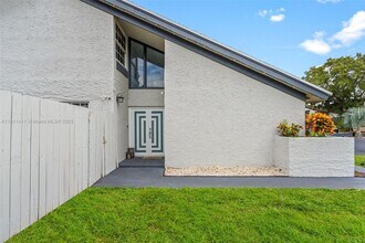 8351 SW 39th Ct in Davie, FL - Foto de edificio - Building Photo