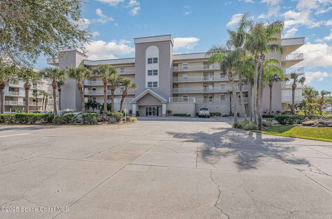 601 Shorewood Dr in Cape Canaveral, FL - Foto de edificio