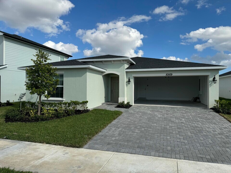 10509 NW Suncrest Lp in Port St. Lucie, FL - Building Photo