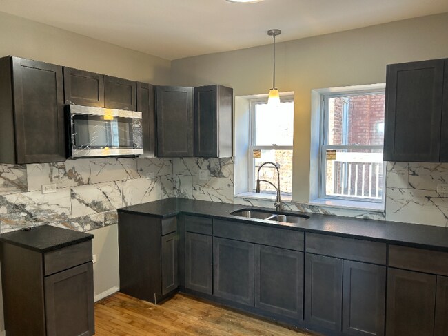 1526 E 73rd St in Chicago, IL - Foto de edificio - Building Photo