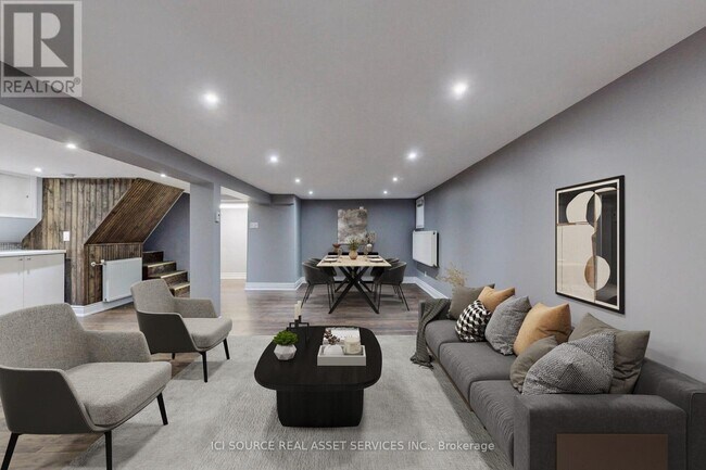 8 Davies Crescent in Toronto, ON - Building Photo - Building Photo