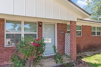 1202 Wisteria St in Bossier City, LA - Foto de edificio - Building Photo