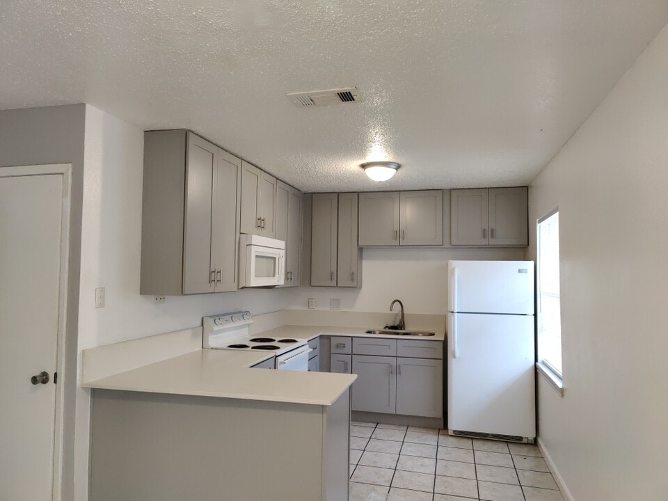 1203 N College St in Killeen, TX - Building Photo
