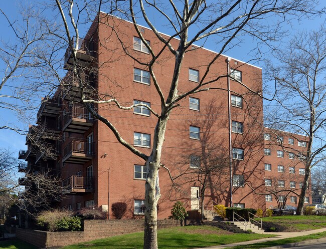 The Highlander in Highland Park, NJ - Foto de edificio - Building Photo