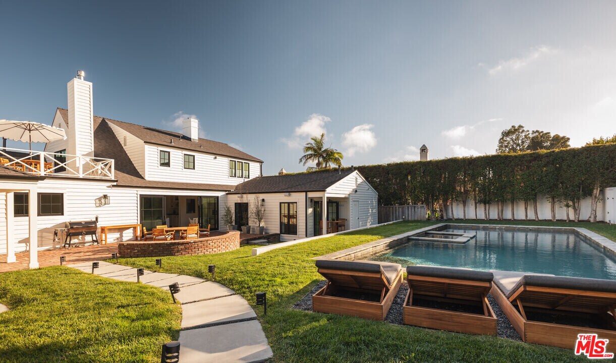 13857 W Sunset Blvd in Los Angeles, CA - Building Photo