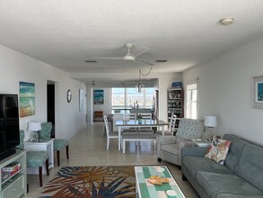 7000 Beach Plaza, Unit 901 in St Pete Beach, FL - Foto de edificio - Building Photo