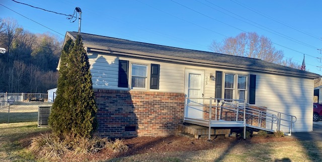 220 Lovers Ln in Elizabethton, TN - Building Photo