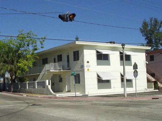 8435 Crespi Blvd in Miami, FL - Foto de edificio - Building Photo