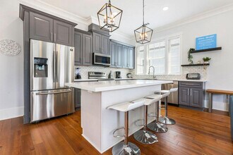 1216 Carondelet St in New Orleans, LA - Building Photo - Building Photo