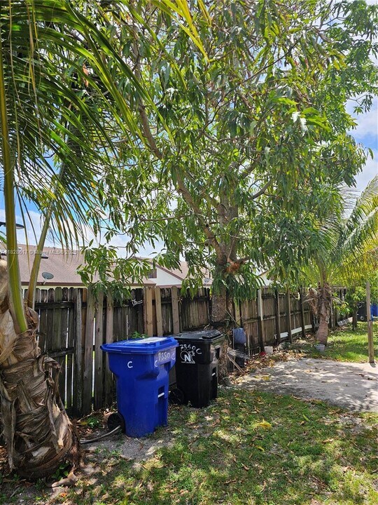 7850 SW 10th Ct in North Lauderdale, FL - Foto de edificio