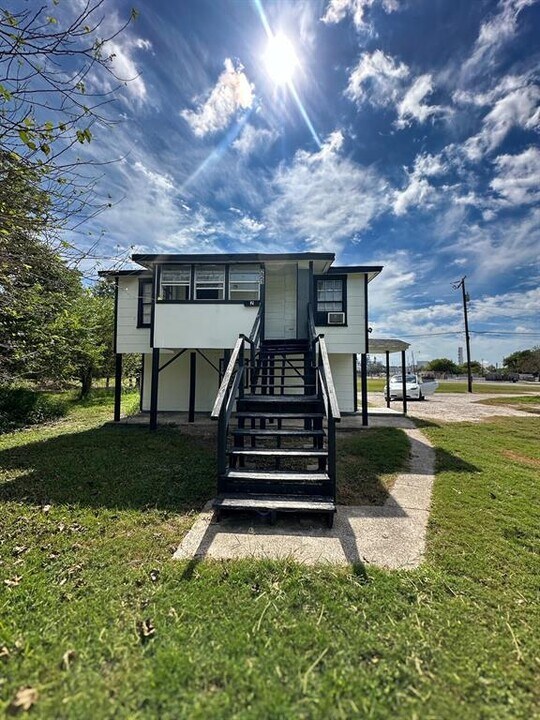 221 2nd St N-Unit -2 in Texas City, TX - Foto de edificio
