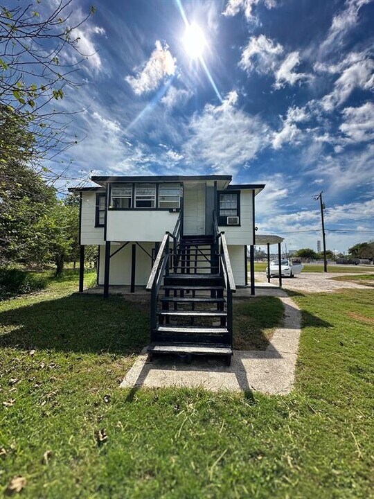 221 2nd St N in Texas City, TX - Building Photo