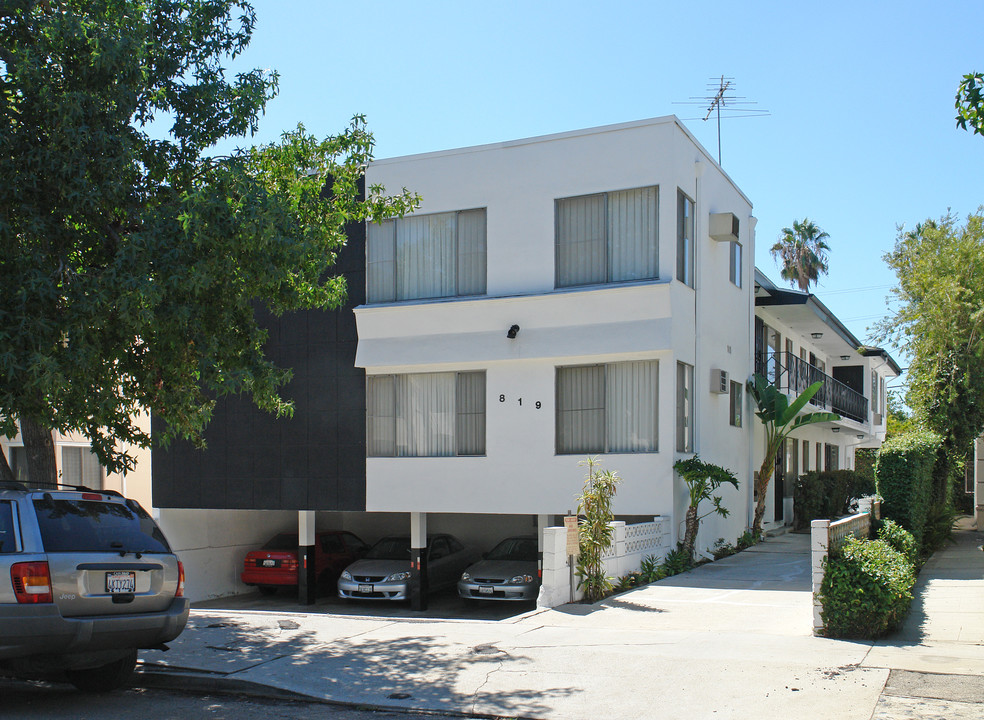 819 N Edinburgh Ave in Los Angeles, CA - Foto de edificio